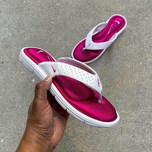 WMNS NIKE COMFORT THONG LIGHT PINK MAGENTA MEDIUM GREY WHITE FOOTBED